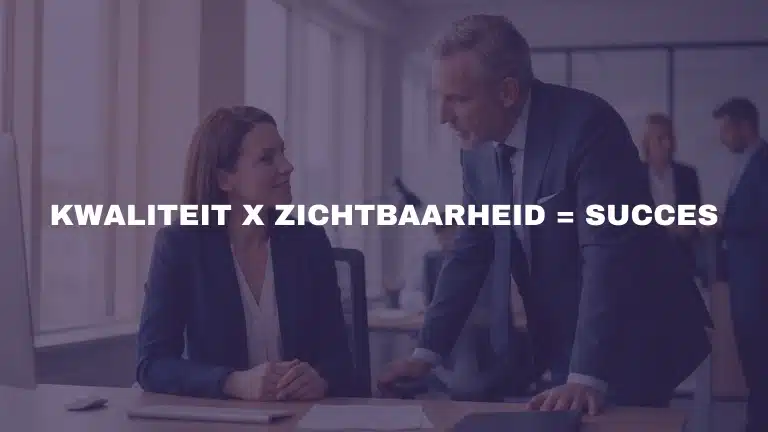 succesformule voor professionals (afbeelding 2) Een visuele weergave van de succesformule voor professionals met de tekst Kwaliteit x Zichtbaarheid = Succes, getoond over een scène waarin een ervaren medewerker en een beslisser strategisch overleggen.